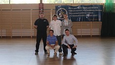 Zawodnicy Latoligi w siódmą rocznicę urodzin rozgrywek - w górnym rzędzie uczestnicy pierwszego meczu (Plusiek, Hołek, Chaper)