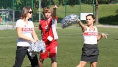 Prezes Lawy w towarzystwie cheerleaderek