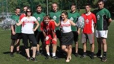Uczestnicy meczu 35/2012 pozują do zdjęcia z cheerleaderkami