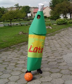 Hołek przebrany za butelkę napoju