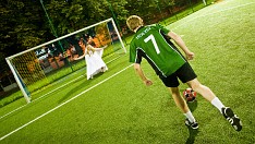 Hołek strzela na bramkę strzeżoną przez żonę