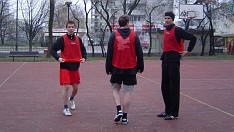 Zawodnicy w czerwonych markerach